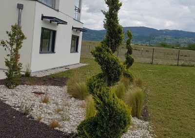 Entretien du jardin d'un bâtiment d'entreprises à Château-Gaillard